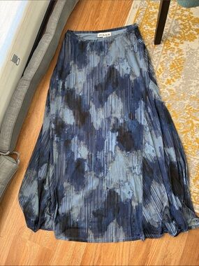 Like new women’s flowy Blue gray maxi Skirt